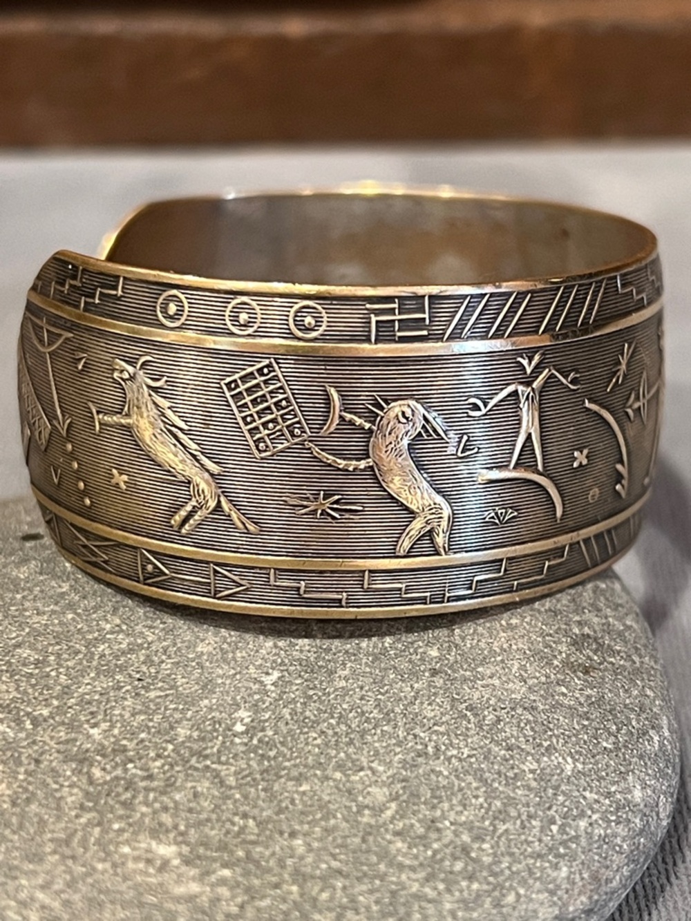 Vintage Native American Storyteller cuff Bracelet - Picture 6 of 9